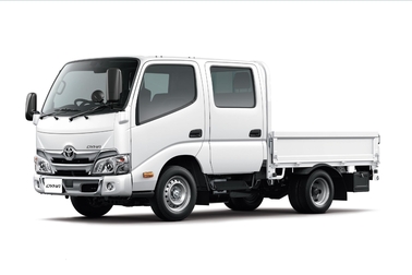 写真はダブルキャブ・2WD・ジャストロー・木製デッキ・1.0トン積・2.0Lガソリン車