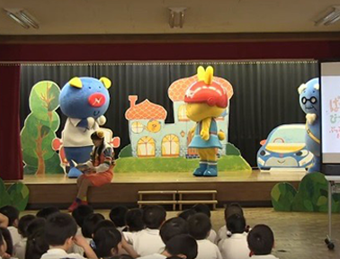 キャラクターと一緒にダンスと絵本の朗読１